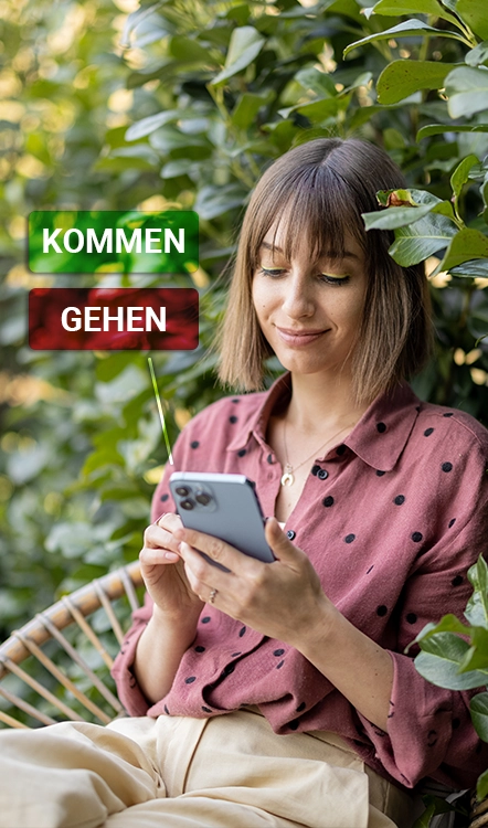 Frau mit Smartphone im Garten und Landschaftsbau