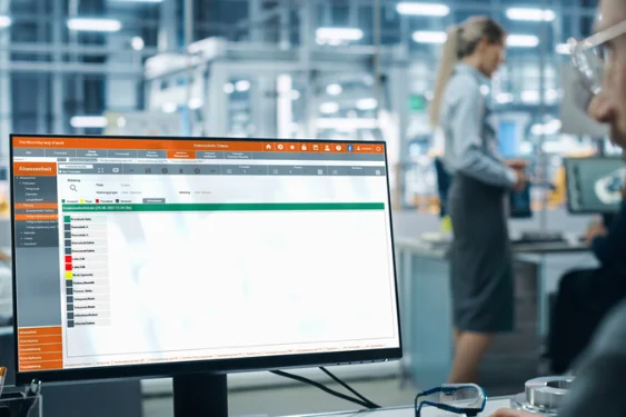 Schichtplan für die Produktion auf einem Computerbildschirm