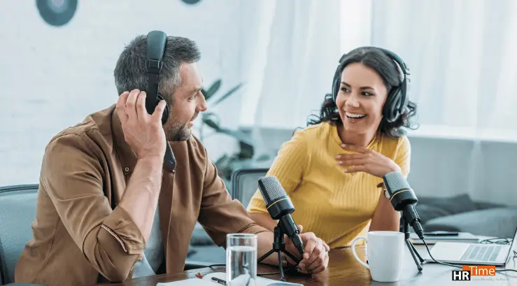 Ein Radiosender-Mitarbeiter stellt eine Frage.