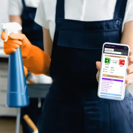 Reinigungskraft stempelt Arbeitszeiten per HR-Software-App